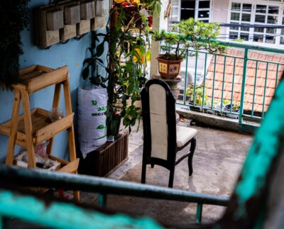 Balkon jak mały ogród - jak urządzić go bez zagracenia donicami