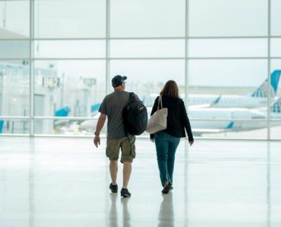 Jak planować przesiadki, żeby nie zaczynać urlopu od sprintu po terminalu