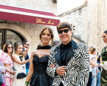 Jak ubrać się na wesele, żeby nie wyglądać jak z tej samej wypożyczalni stylu