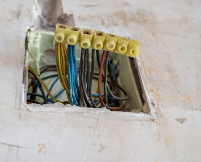 Jak ukryć kable, router, ładowarki i cały technologiczny bałagan w salonie