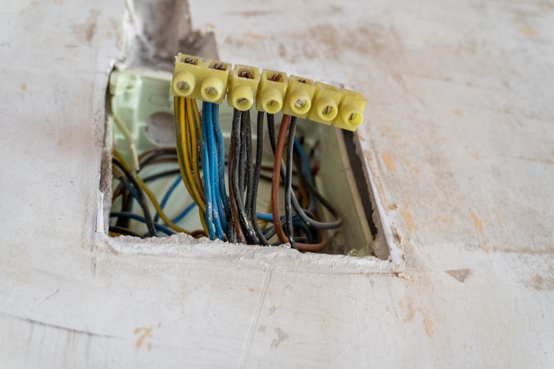 Jak ukryć kable, router, ładowarki i cały technologiczny bałagan w salonie