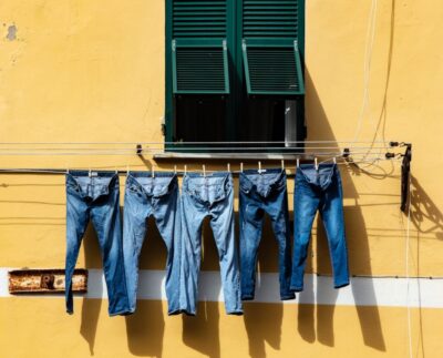 Jeans barrel, wide leg, straight - modne fasony i komu naprawdę służą