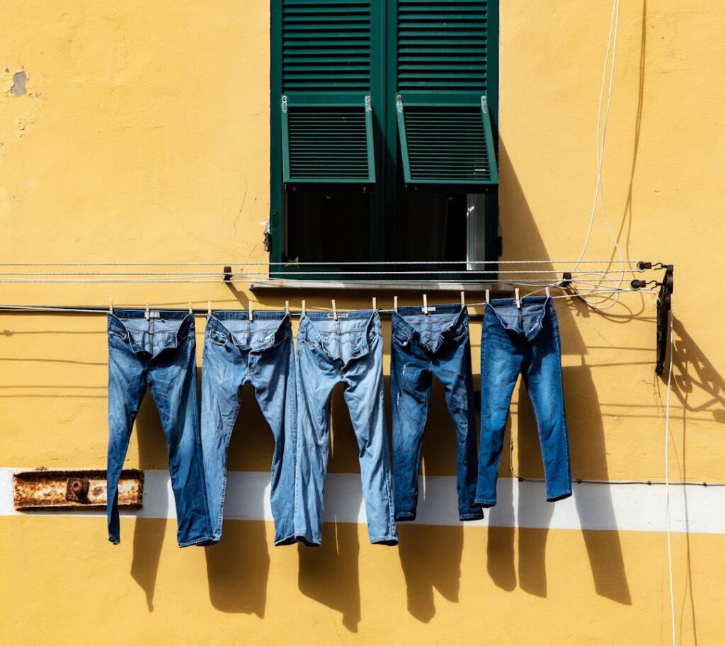 Jeans barrel, wide leg, straight – modne fasony i komu naprawdę służą