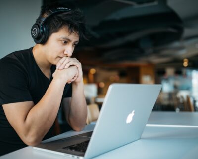 Kursy online bez przepalania pieniędzy - jak wybierać te naprawdę warte czasu