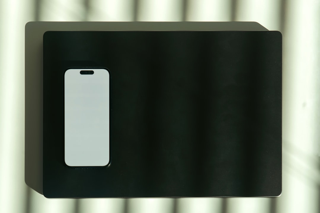 Minimalistyczny telefon – jak zostawić funkcje, a wyrzucić cyfrowy bałagan