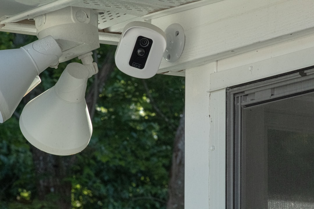 Monitoring i alarm w domu – jak dobrać zabezpieczenia do realnych ryzyk