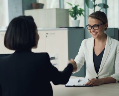 Pierwszy pracownik w firmie - kiedy naprawdę czas zatrudnić, a kiedy to tylko zmęczenie właściciela