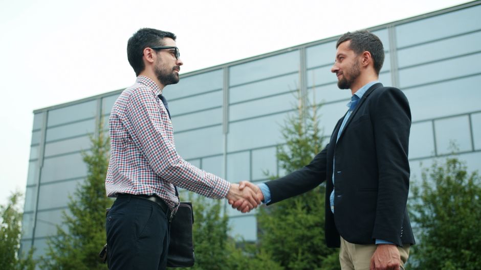 Praca po znajomości, polecenia i networking – jak korzystać z relacji bez niezręczności