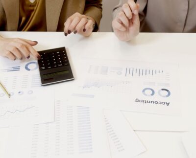 Praca z księgową - co wysyłać, kiedy i w jakiej formie, żeby nie gasić pożarów