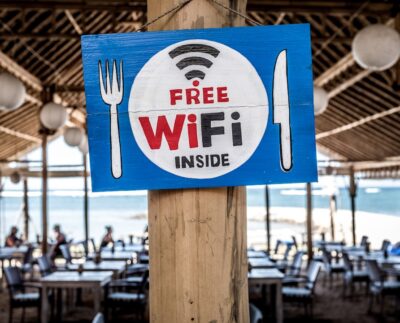 Publiczne Wi-Fi - kiedy jest wygodne, a kiedy lepiej odpuścić