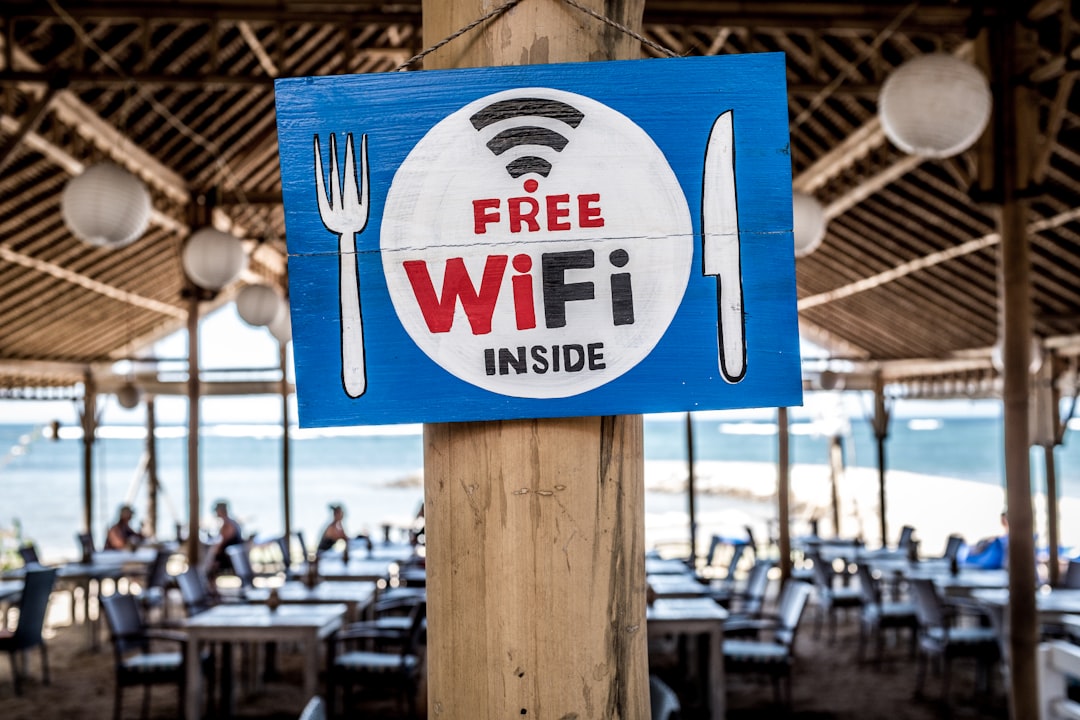Publiczne Wi-Fi – kiedy jest wygodne, a kiedy lepiej odpuścić