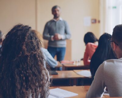 Studia, kurs, certyfikat czy praktyka - co wybrać pod konkretny cel