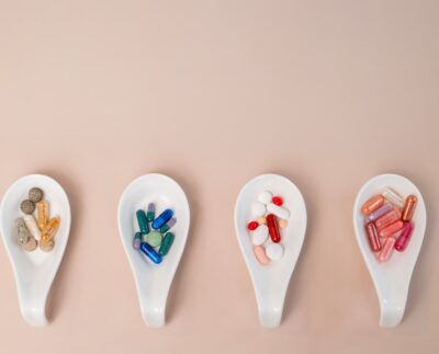 Suplementy pod lupą - kiedy mają sens, a kiedy są tylko drogim rytuałem