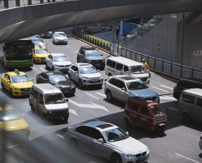 Transport publiczny kontra własne auto - koszty, czas i komfort bez ideologii