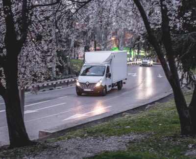 Transport rzeczy po remoncie, zakupach i przeprowadzce - kiedy wypożyczyć, kiedy zlecić