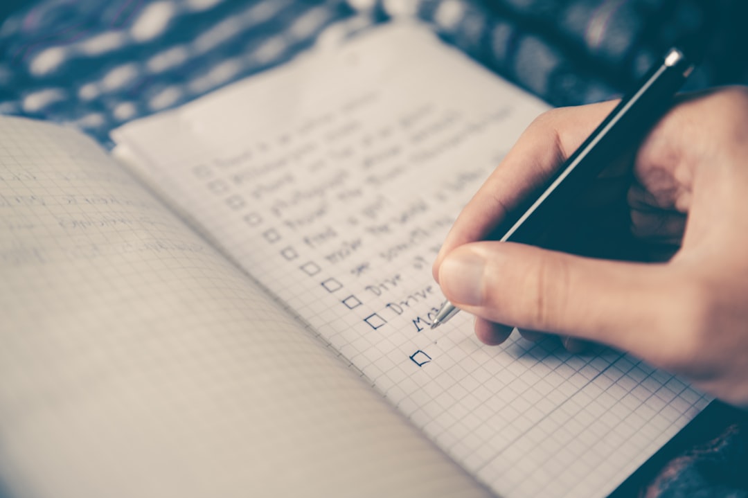 Vision board, journaling, afirmacje – co pomaga, a co tylko daje poczucie pracy nad sobą